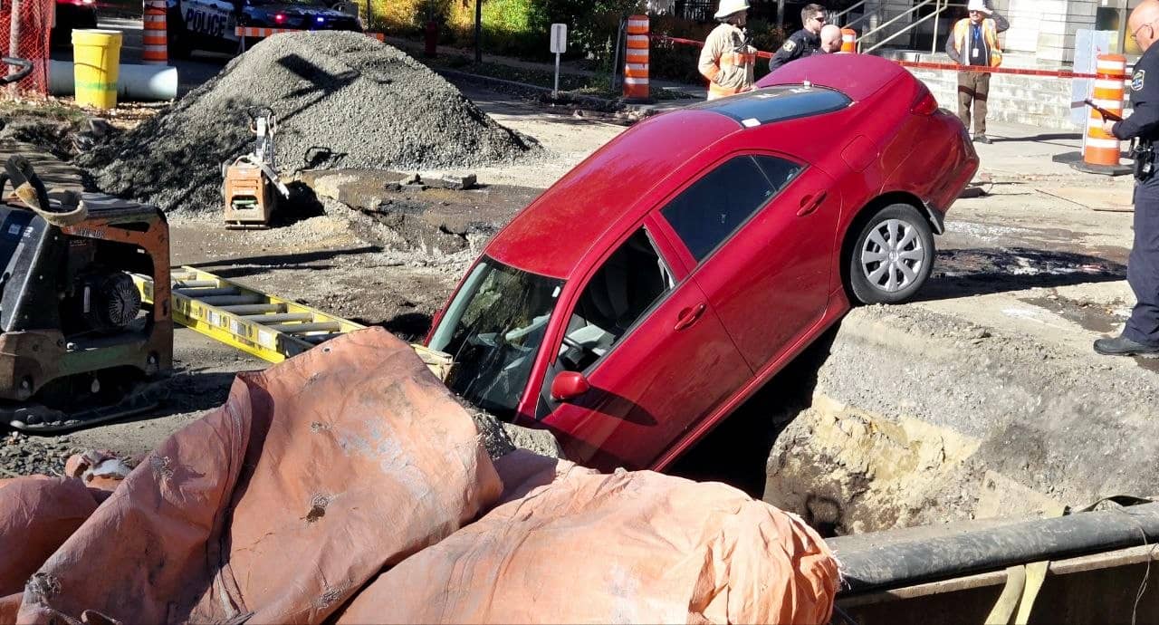 Une voiture tombe dans un trou sur le boulevard René-Lévesque où des travaux sont en cours. Québec, mercredi le 21 octobre 2026. Sur la photo on aperçoit la voiture dans un trou.