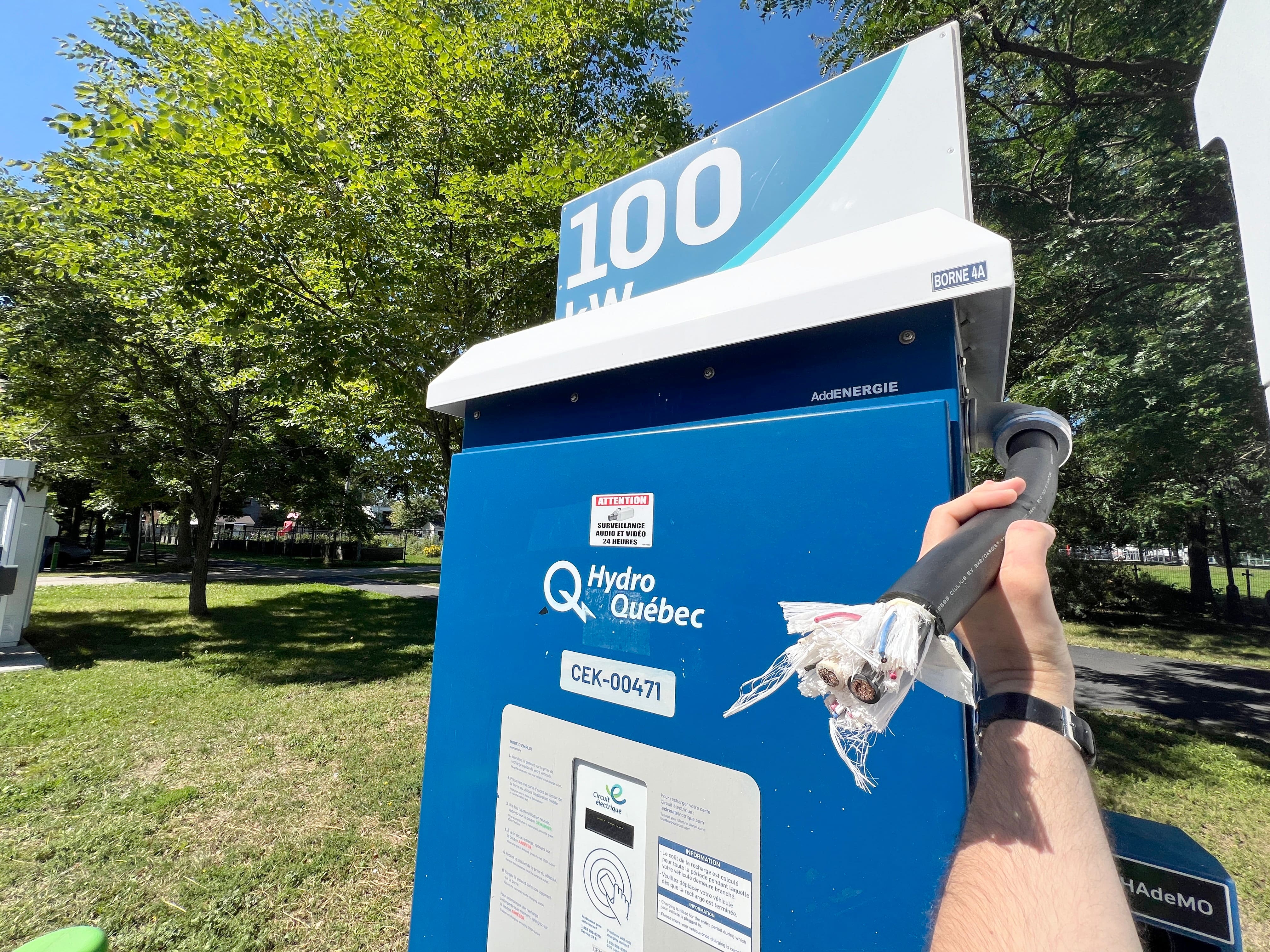 Bornes pour voitures électriques: les Québécois ont payé plus de 1,3 M$ pour réparer des câbles volés