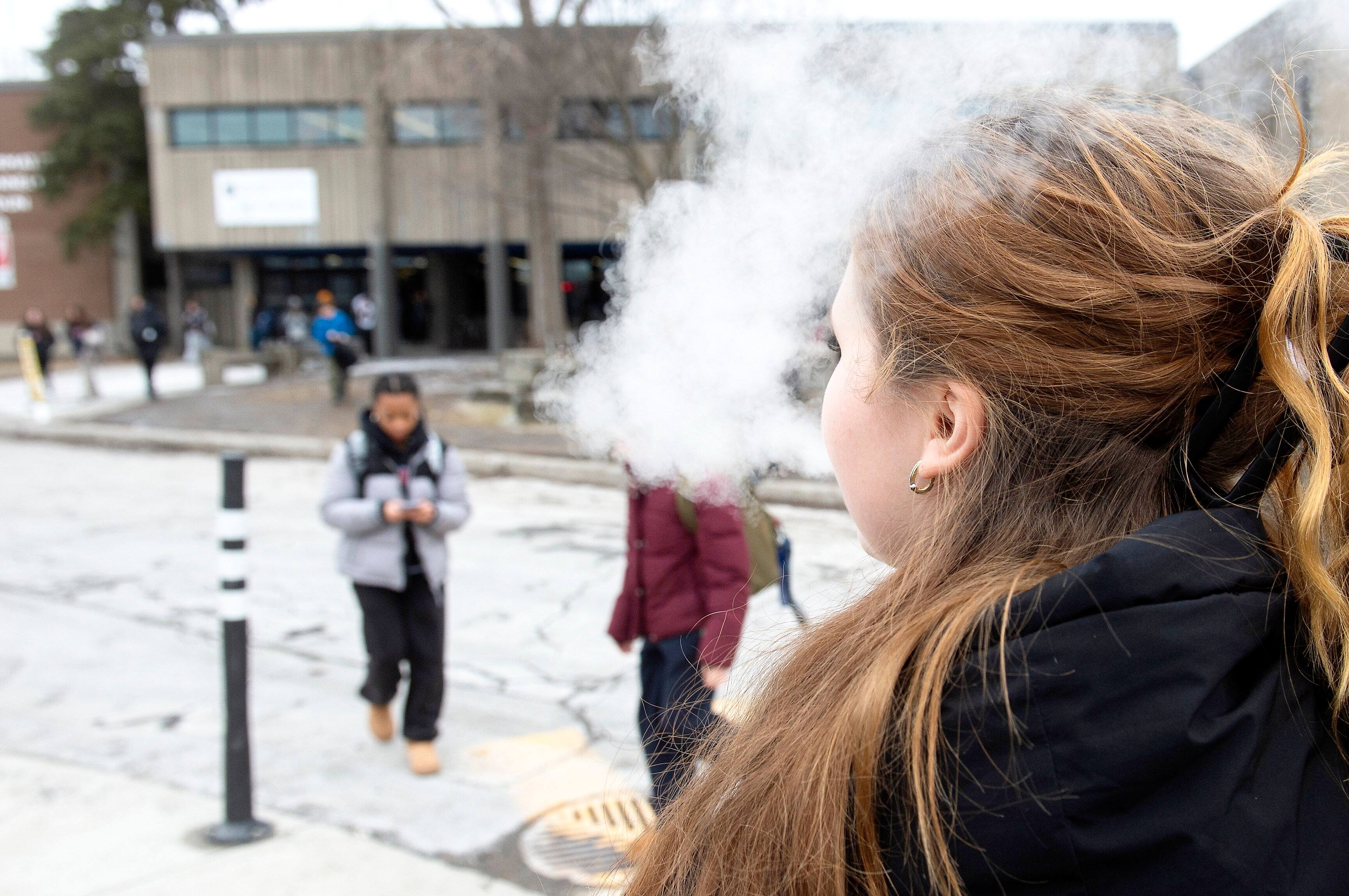 Les ados qui vapotent peuvent inhaler jusqu'à cinq paquets de cigarettes  par jour en nicotine