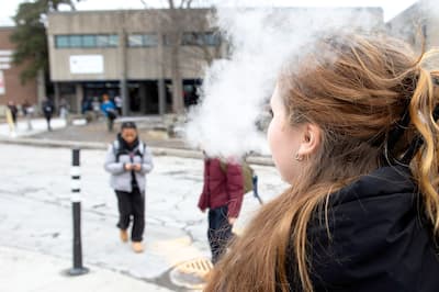 Les ados qui vapotent peuvent inhaler jusqu' cinq paquets de cigarettes par jour en nicotine | JDM Les ados qui vapotent peuvent inhaler jusqu' cinq paquets de cigarettes par jour en nicotine | JDM