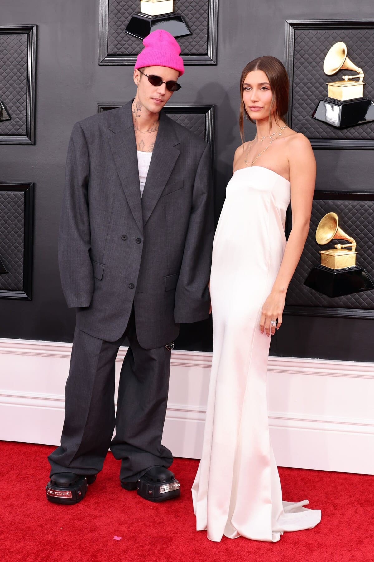 Justin plante Hailey sur le tapis rouge 