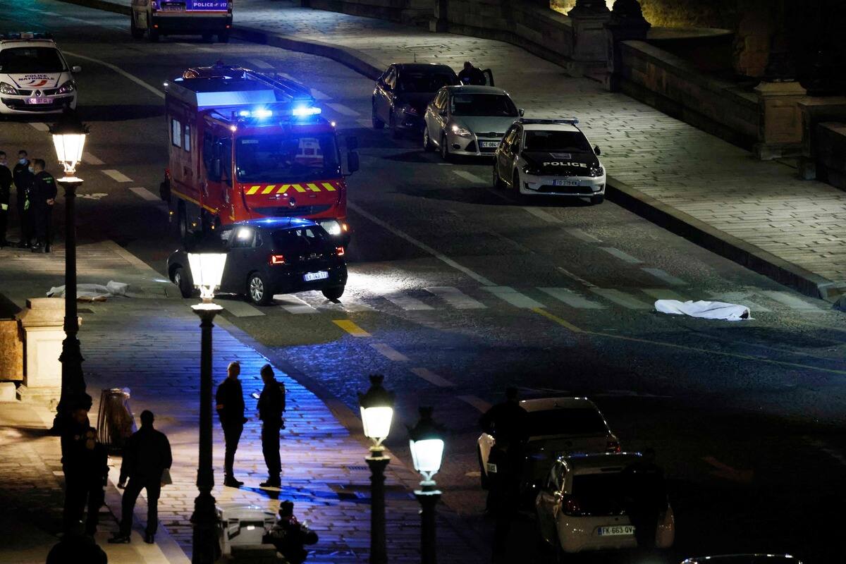 Un policier accus&eacute; apr&egrave;s des tirs au fusil d'assaut faisant 2 morts &agrave; Paris