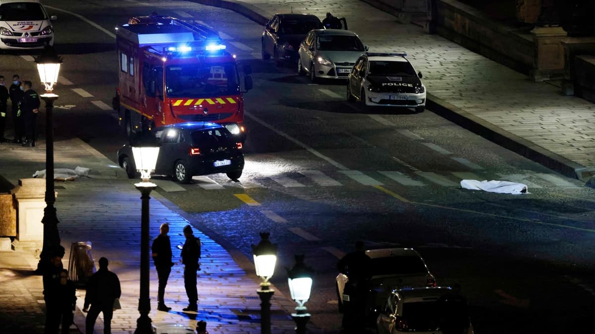 Un policier accusé après des tirs au fusil d'assaut faisant 2 morts à Paris