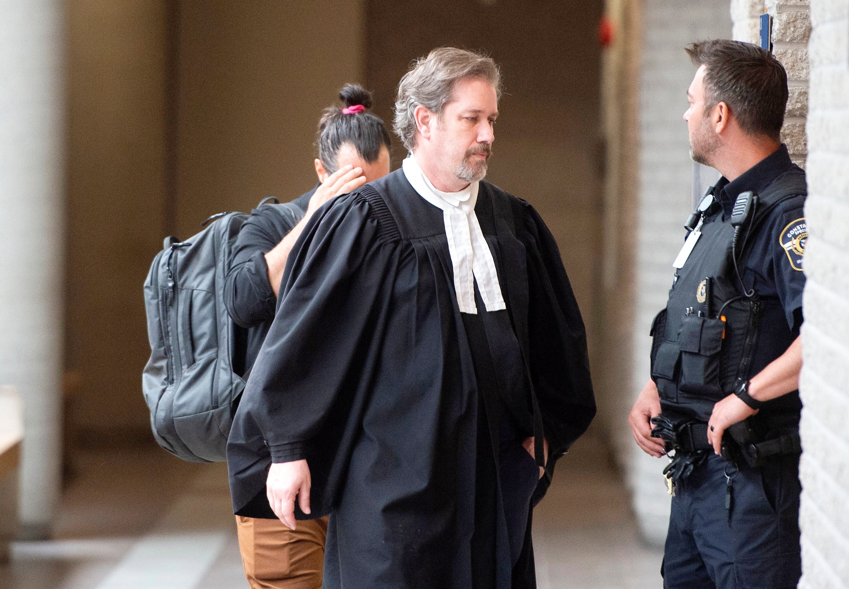 Tommy Bédard se cachait derrière son avocat Mathieu Bourgon mardi au palais de justice de Longueuil.