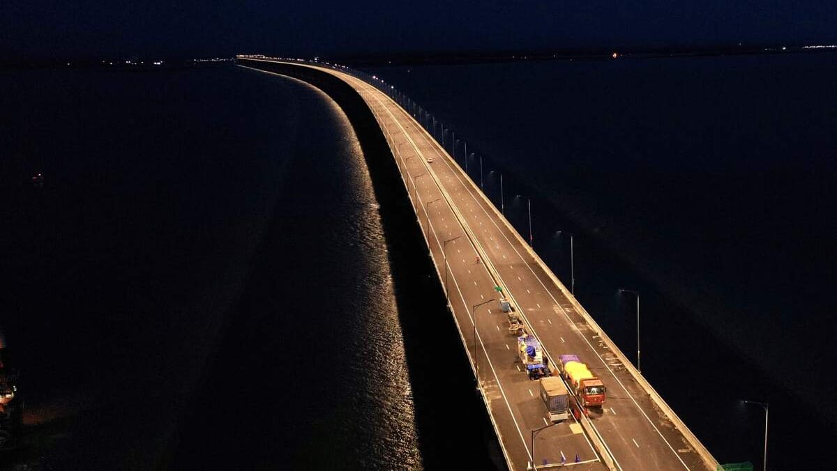 Un immense pont controversé inauguré au Bangladesh