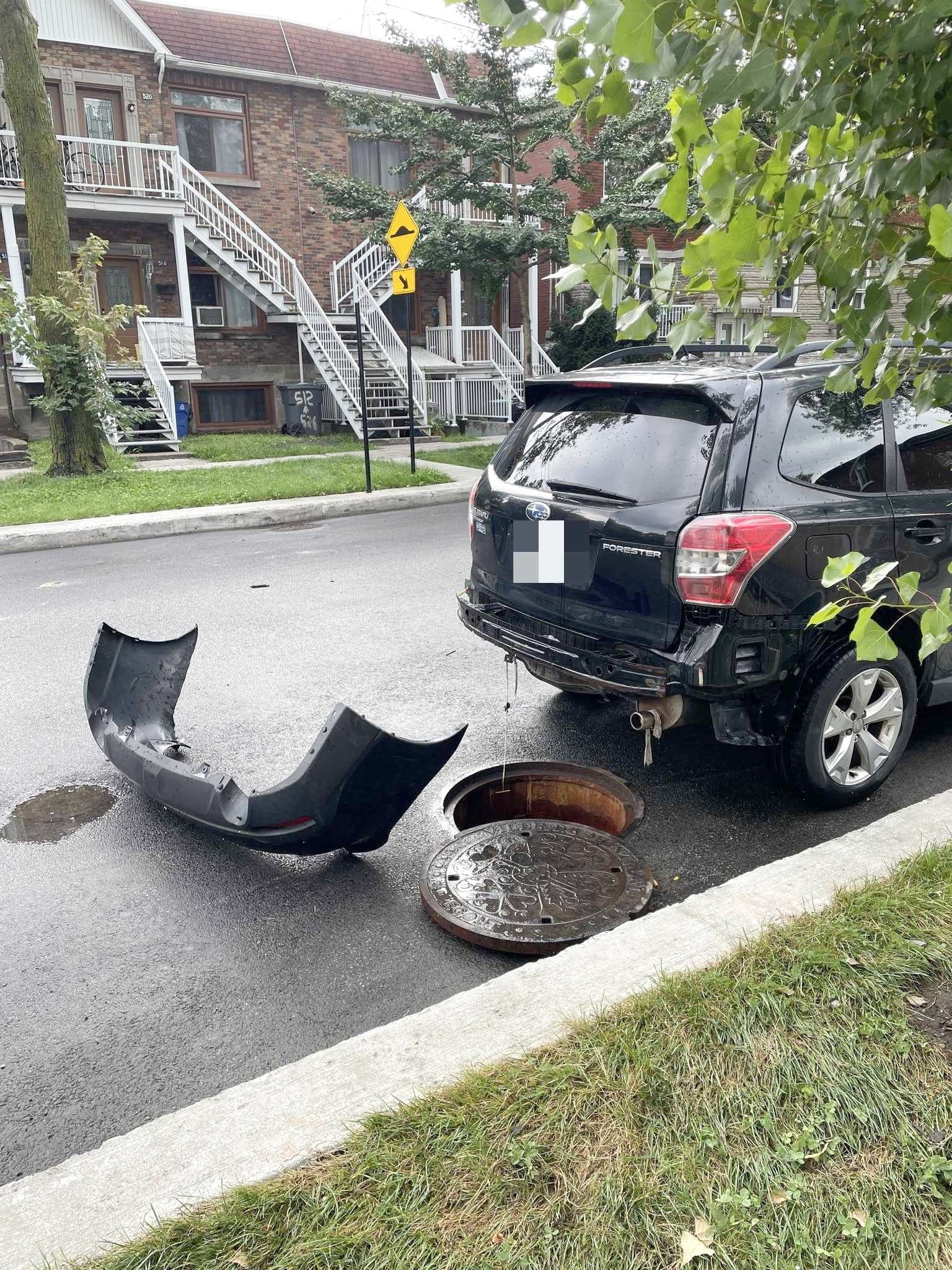 Pluies diluviennes: la voiture d’un Montréalais endommagée par un couvercle d’égout