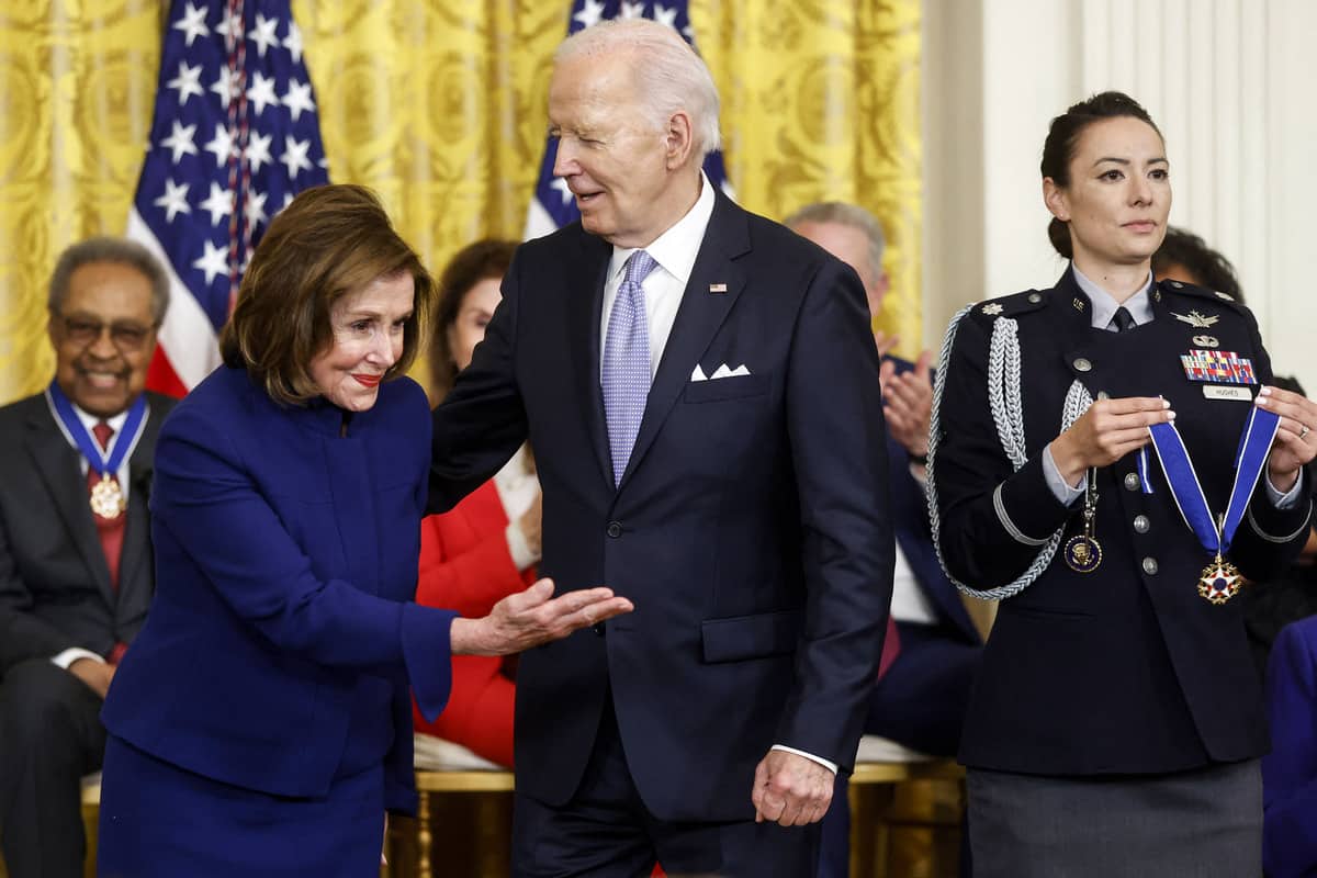 &laquo;Le temps presse&raquo;: Nancy Pelosi sugg&egrave;re que Biden pourrait encore d&eacute;cider de se retirer