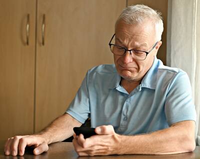 Martin Lavoie relit les derniers textos qu'il a échangé avec son amie Marise Girard, décédée de la SLA en 2025.