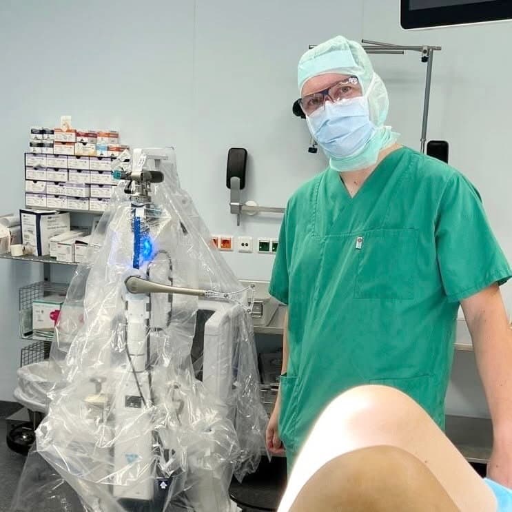 Dans sa clinique de Munich, en Allemagne, le Dr Najfeld pratique des chirurgies robotisées et moins invasives aux hanches et aux genoux.