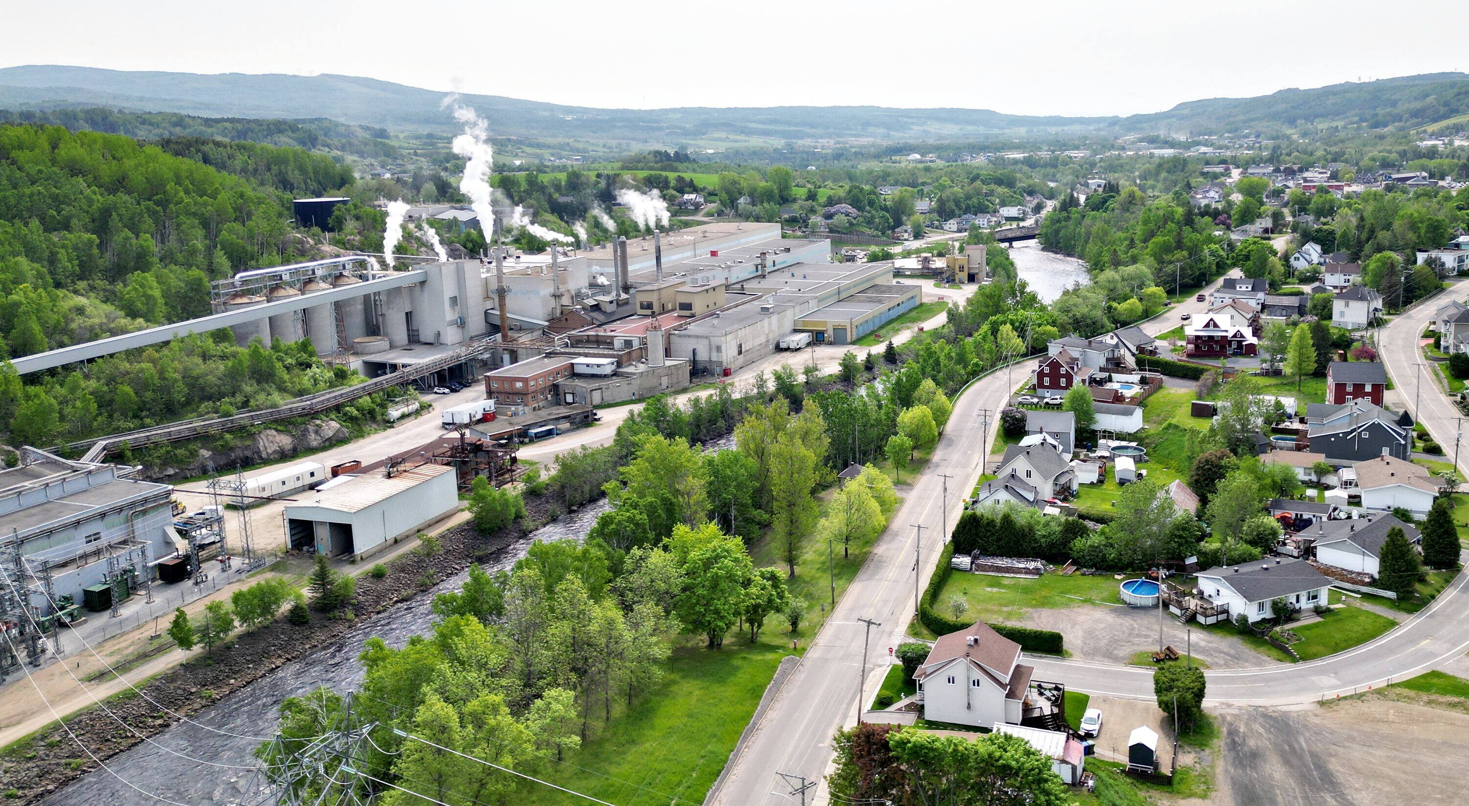 L'usine de pâtes et papiers surnommée la «Donohue» borde la petite municipalité de Clermont, dans Charlevoix.
