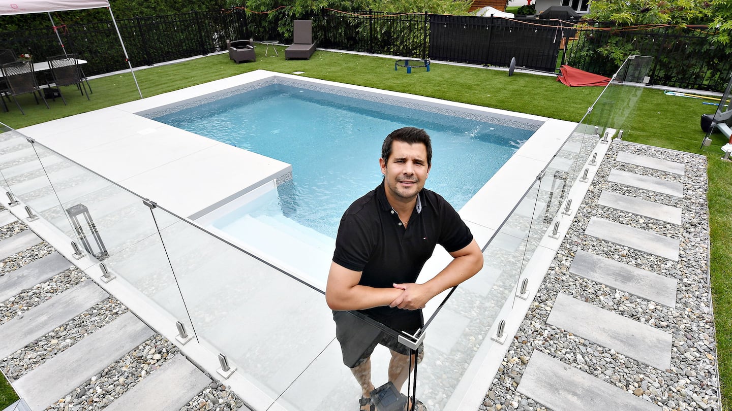 Un résident de Cap-Rouge sommé de modifier l'aménagement autour de sa piscine