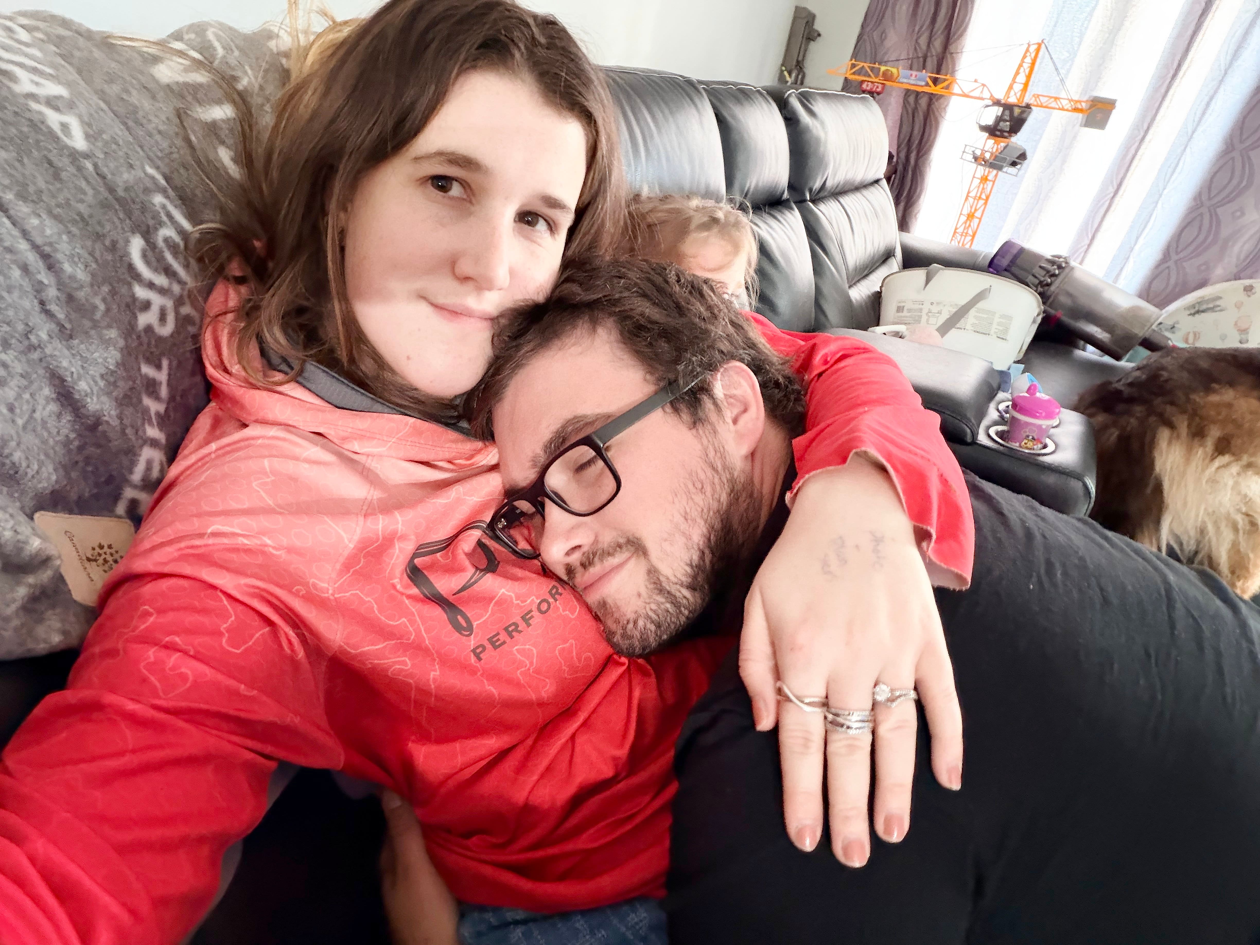 Megan Legault et Tomy Durand, en couple depuis plus de dix ans, sur le sofa quelques semaines avant le tragique accident qui a coûté la vie du père de famille et émondeur en plein quart de travai.