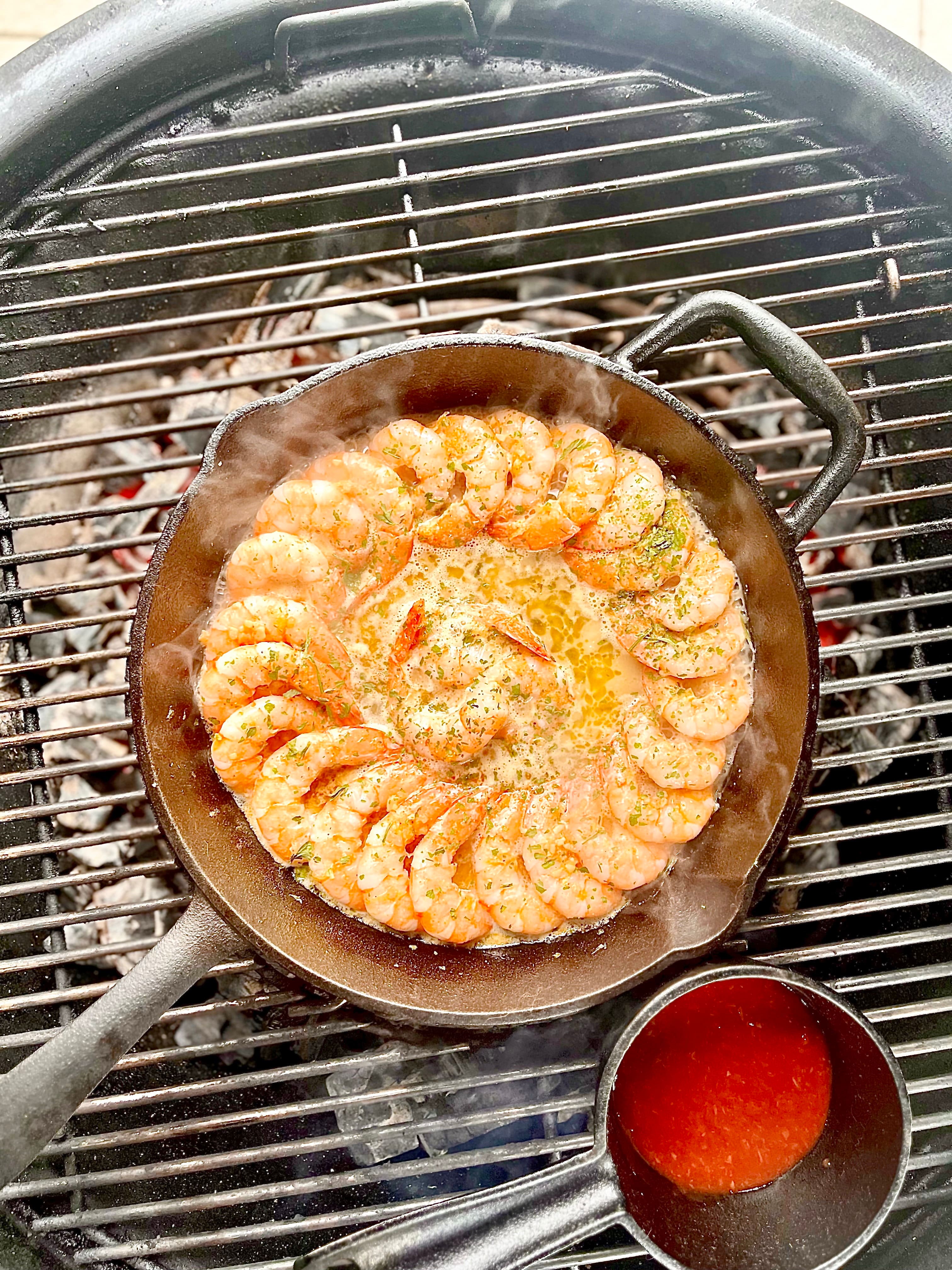 Couronne de crevettes citronn&eacute;es &agrave; l&rsquo;ail sur le gril: pour une entr&eacute;e spectaculaire!