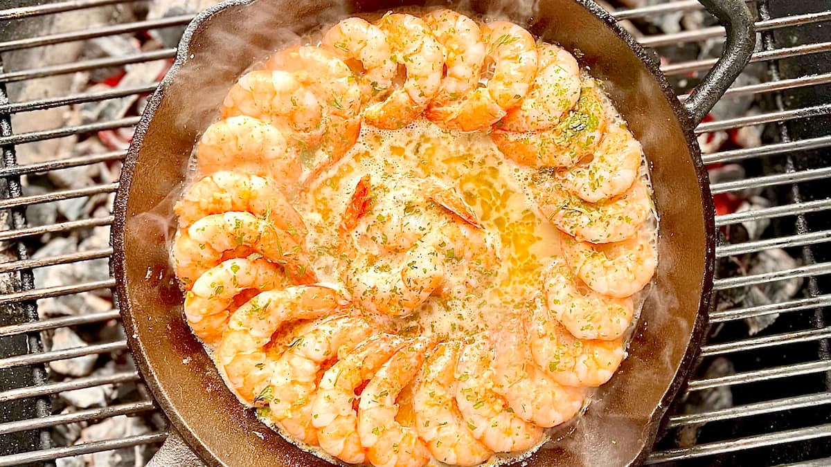 Couronne de crevettes citronnées à l’ail sur le gril: pour une entrée spectaculaire!