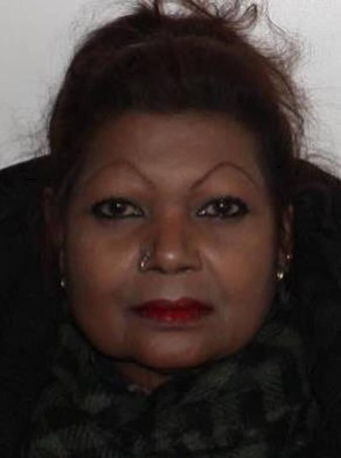 La section des Crimes économiques du SPVM sollicite l’aide de la population pour localiser Dolly Boodlal, 65 ans. La suspecte est recherchée en vertu de mandats d’arrestation pour fraude de plus de 5000 $, agression armée et bris de conditions.Dolly Boodlal est âgée de 65 ans. Elle mesure 157 cm (5’2’’) et pèse 54 kg (120 lb). Elle a les yeux et les cheveux bruns.
PHOTO COURTOISIE/SPVM