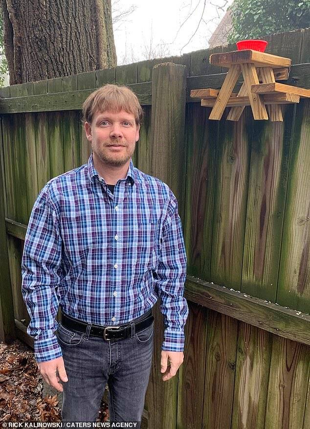 Un Gars Fabrique Une Toute Petite Table A Pique Nique Pour