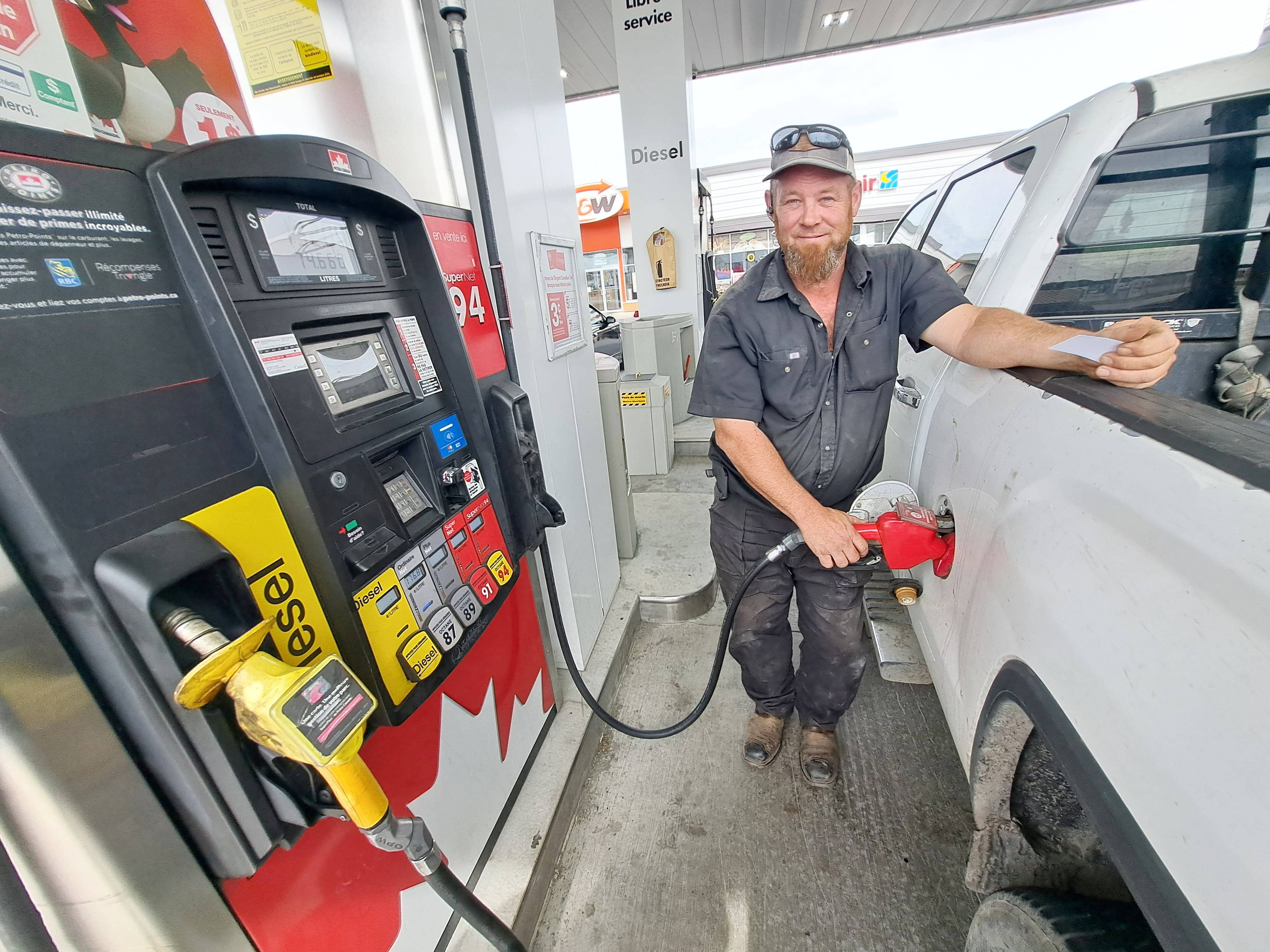 Le Journal a rencontré des automobilistes qui sont prêts à faire des détours pour obtenir les meilleurs prix à la pompe