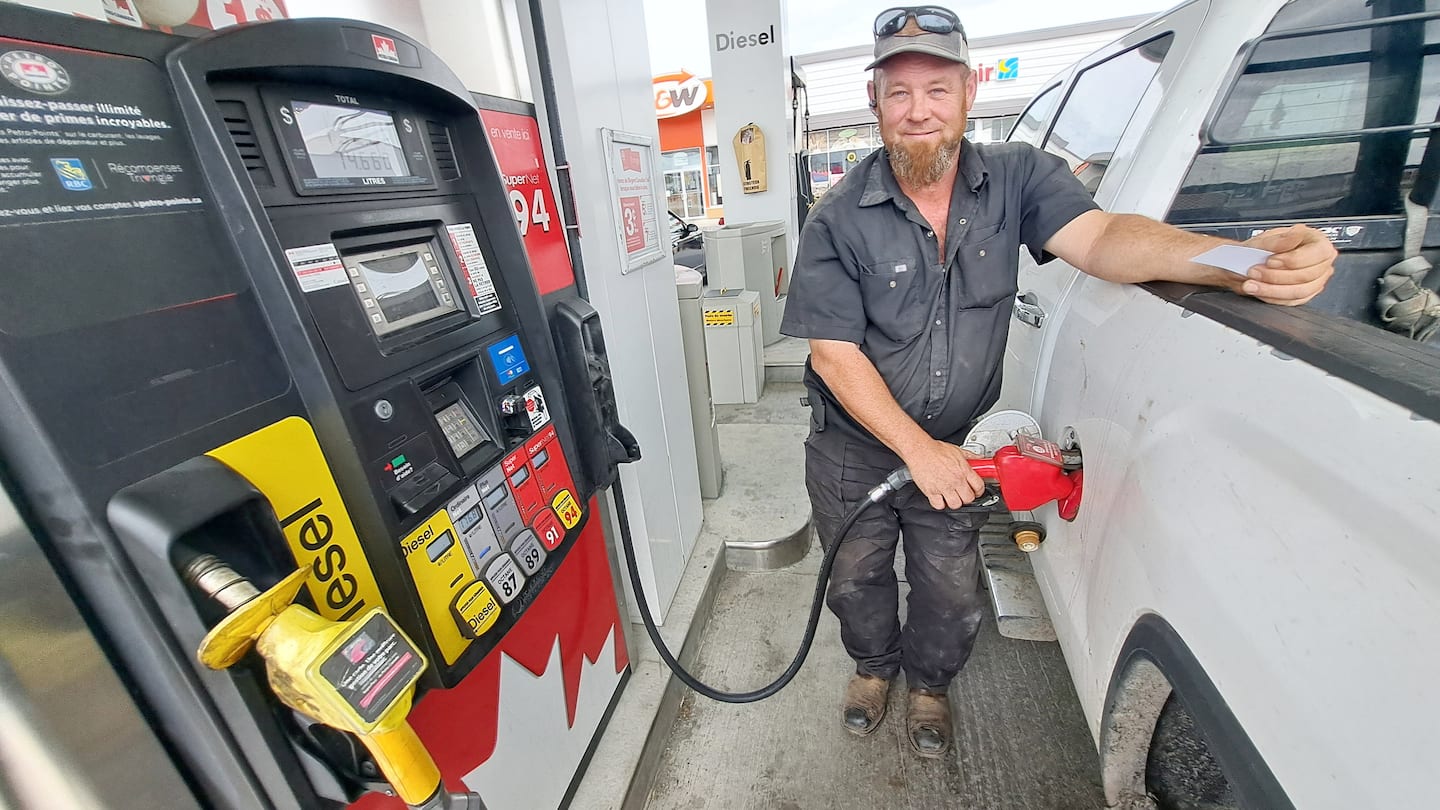 Des automobilistes québécois privilégient certains détaillants pour économiser sur le prix de l'essence