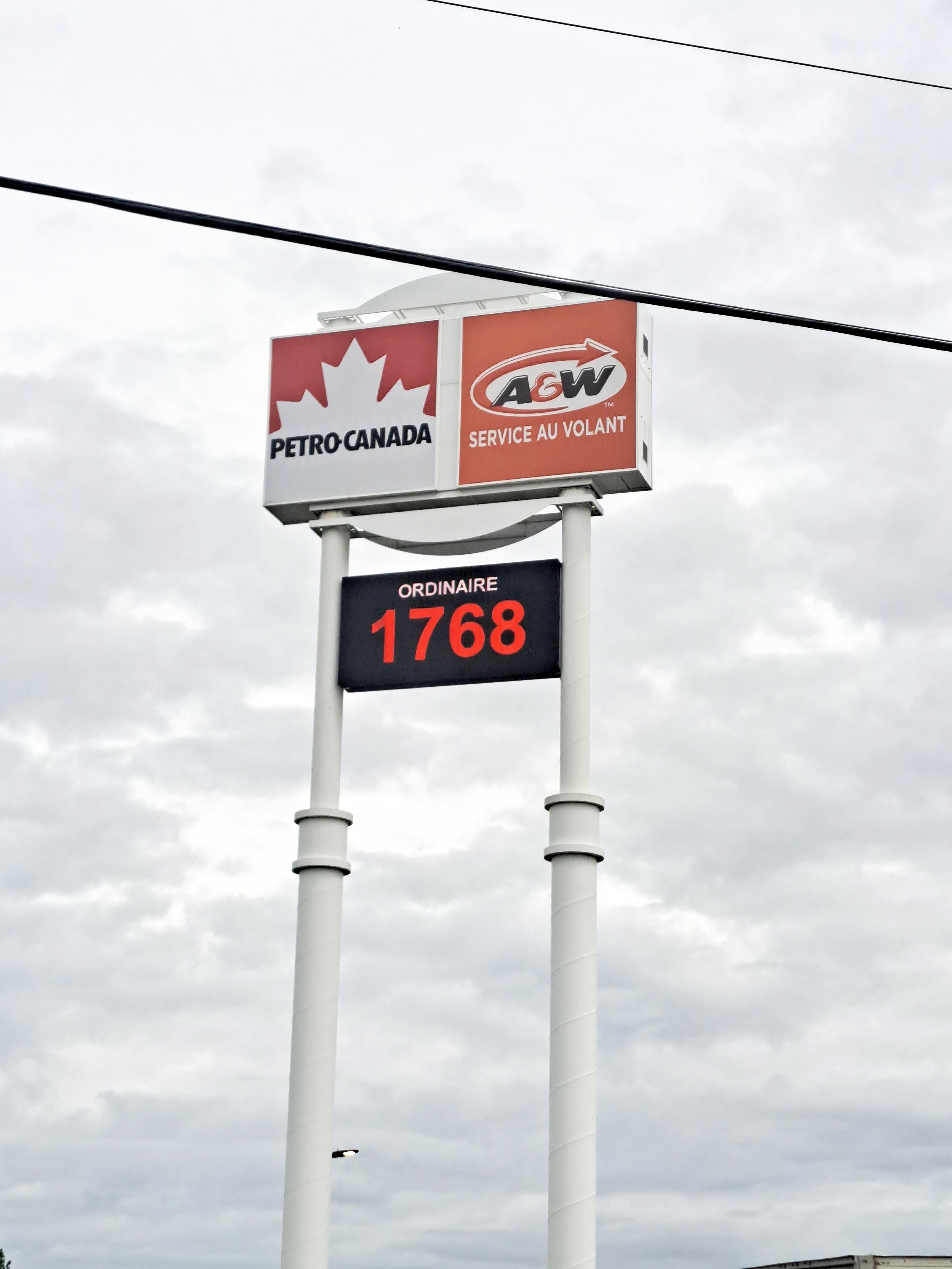 Les stations de Saint-Liboire et de Sainte-Hélène-de-Bagot sont incontournables pour les automobilistes qui veulent obtenir de bons prix sur le bord de l'autoroute 20.