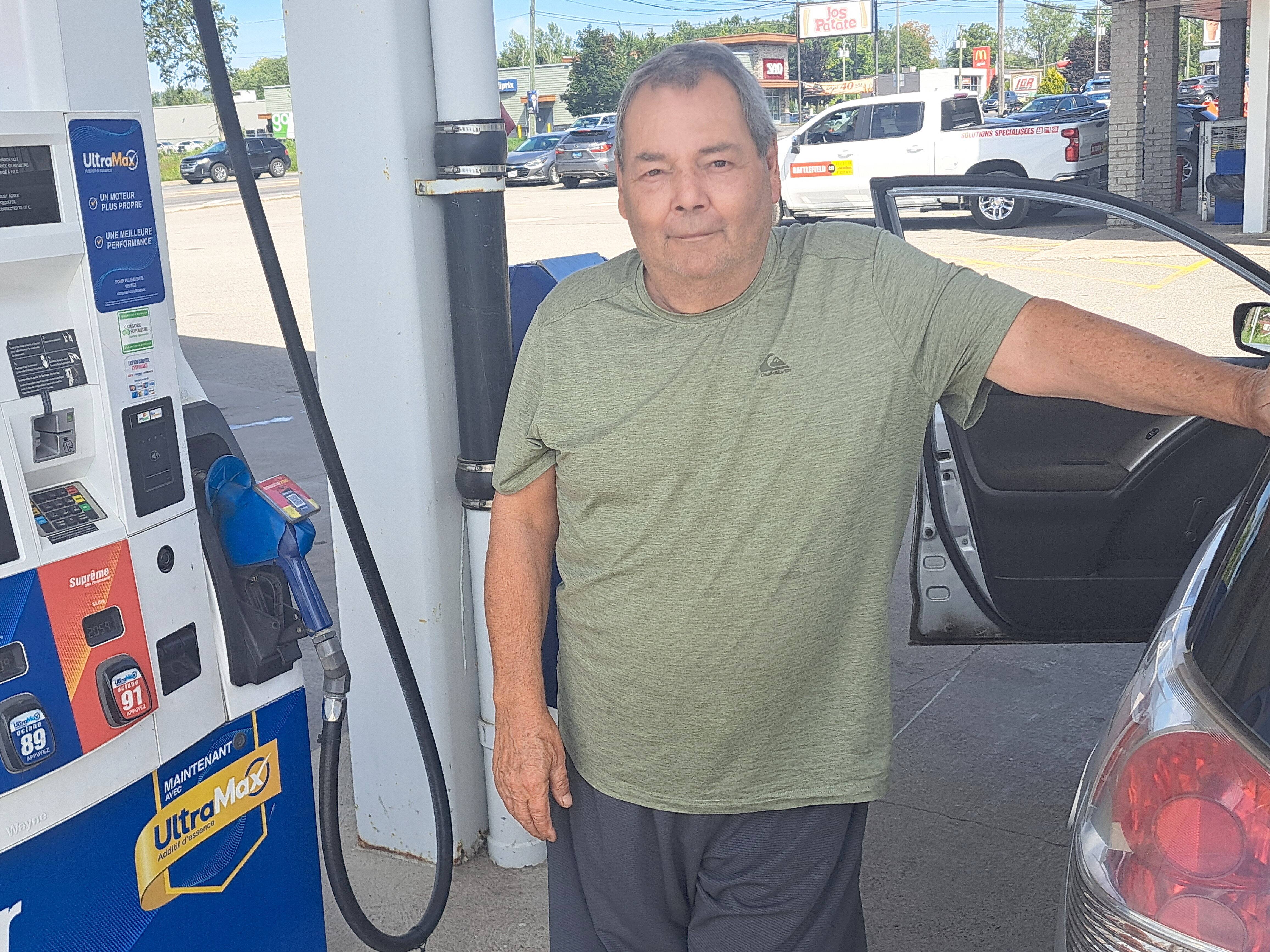 Marc Cadieux, un résident de Brownsburg-Chatham, à la station Ultramar de Grenville le 1er septembre 2026.
