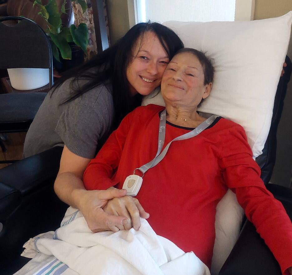 Sonia Chabot (à gauche), avec sa tante Lucie Chabot avant que celle-ci ne décède en 2025 de la maladie héréditaire dont elle est aussi atteinte, la lipodystrophie partielle familiale.