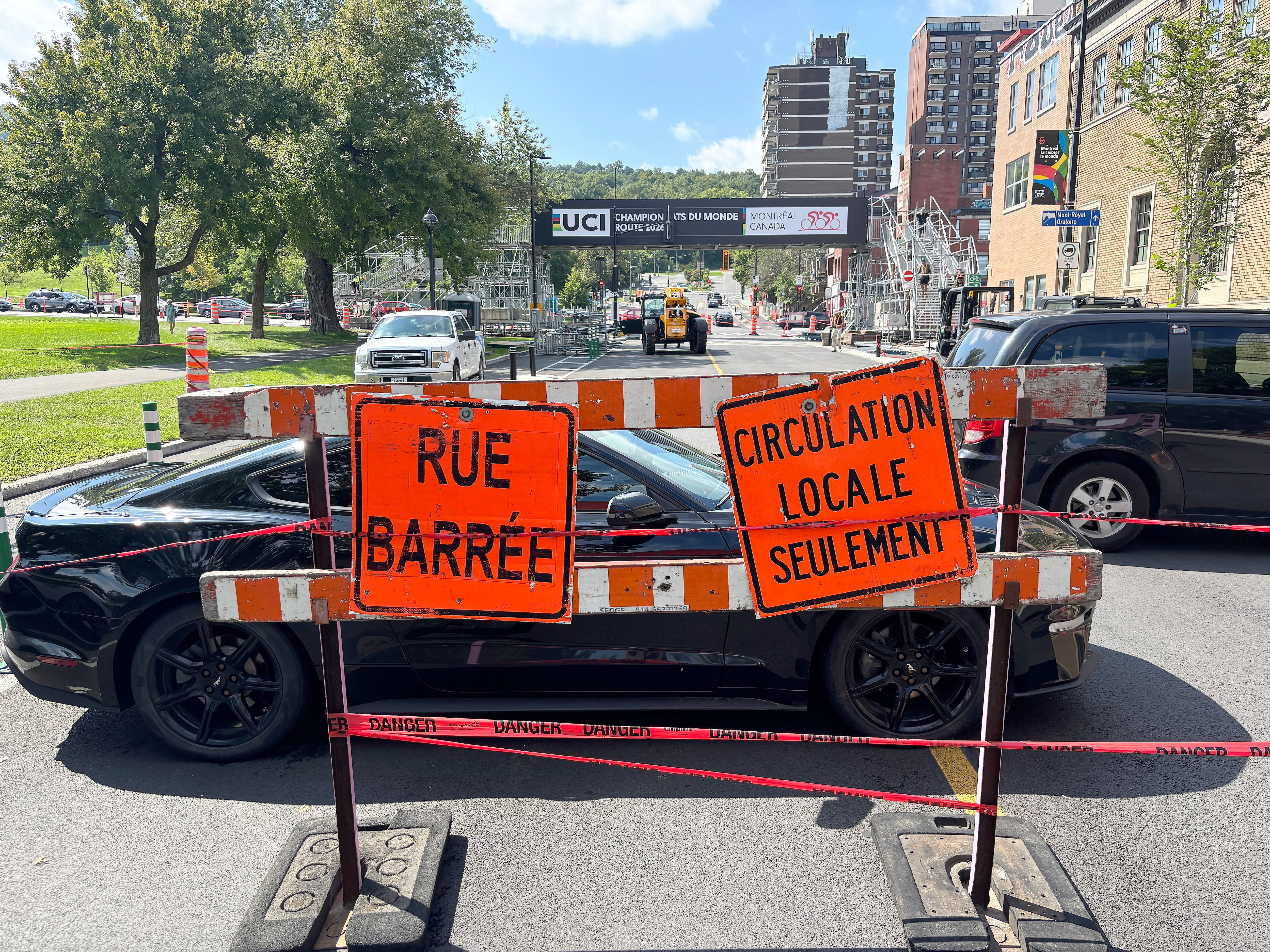 Les pancartes «rue barrée» comme celles-ci seront partout à Montréal au cours des prochaines semaines.