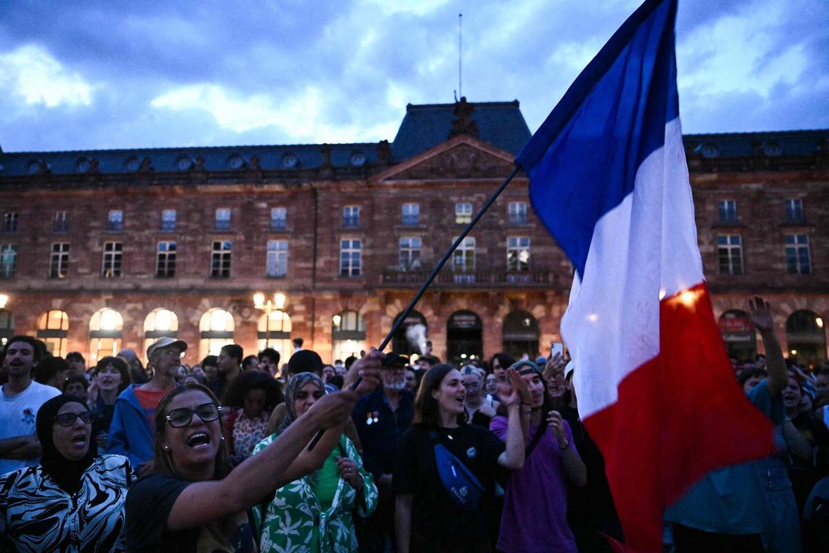 En France, d&eacute;but des tractations pour b&acirc;tir une majorit&eacute; politique