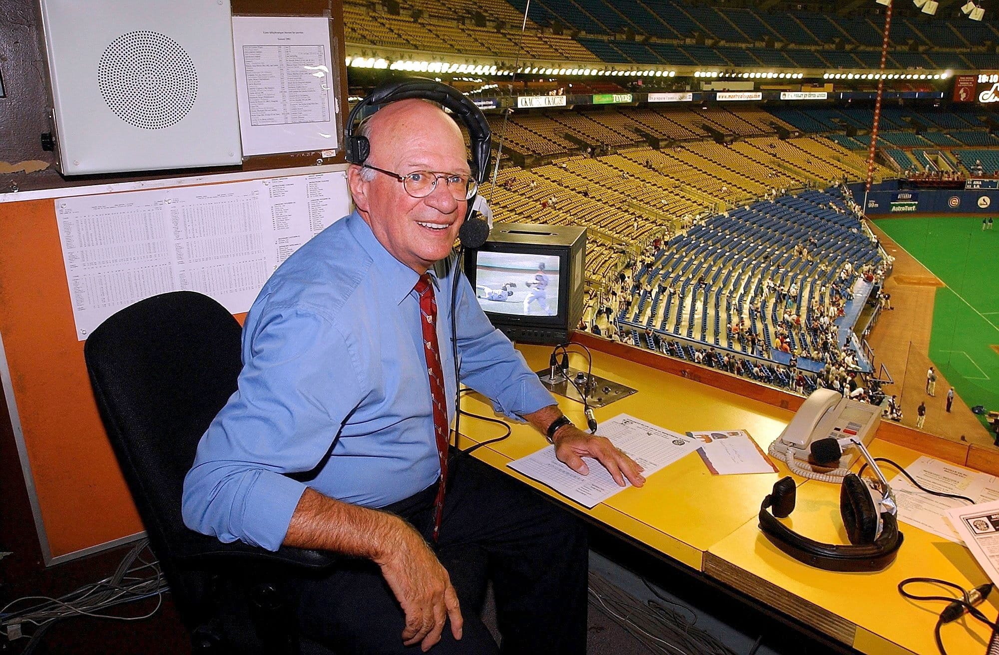 Jacques Doucet dans son local d’analyste au stade olympique, avant un match entre les Expos et les Blue Jays de Toronto.