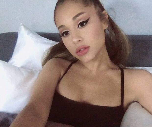 Image principale de l'article Ariana Grande ramène ce look beauté des 2000's