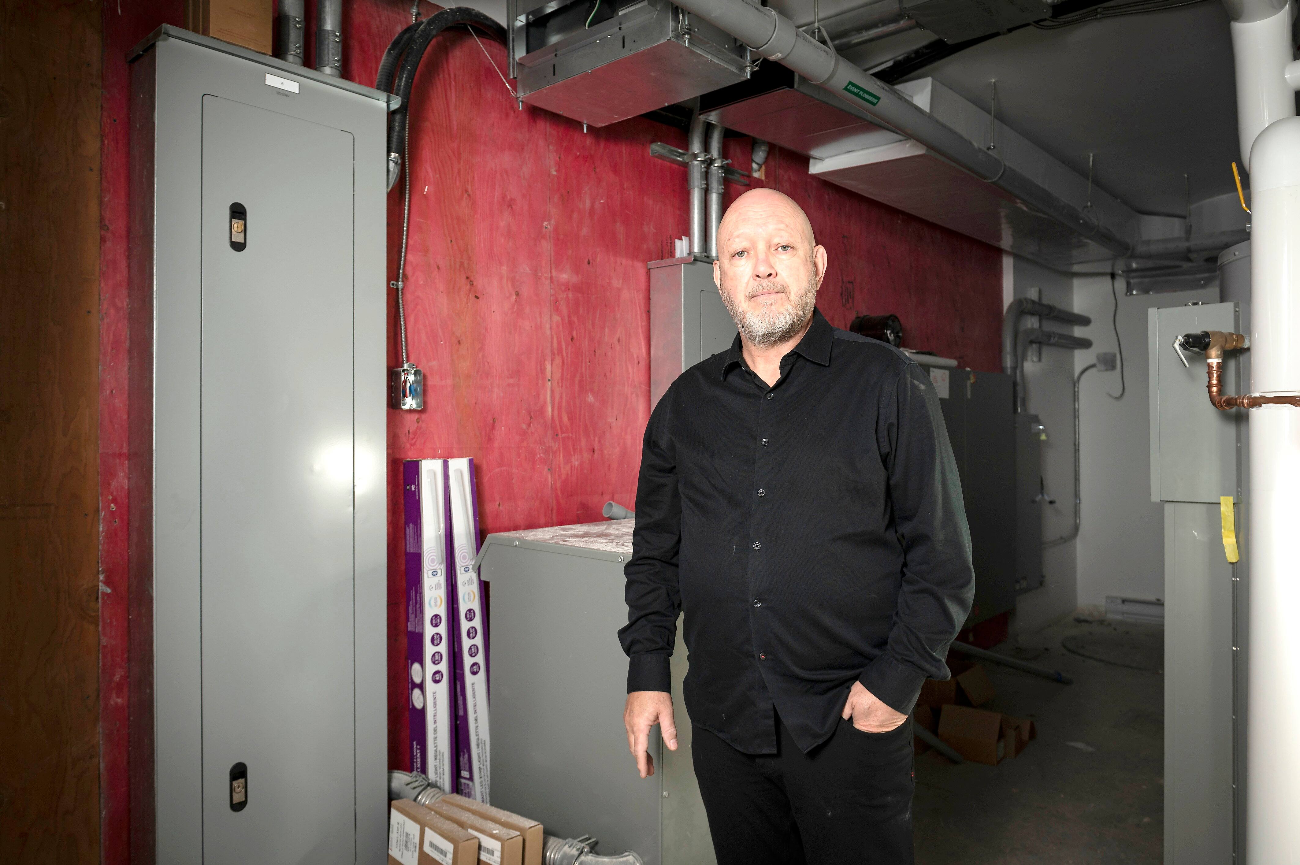 Robert Racine, directeur général du CPE Lieu des petits à Montréal, devant le panneau électrique non alimenté de l'installation Les Bécasseaux 2.