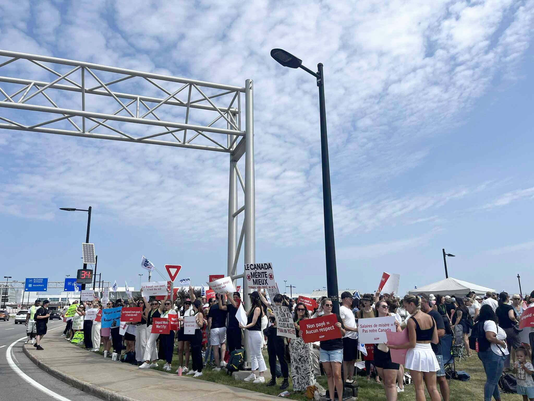 Varios agentes y agentes en la placa demuestran fuera del aeropuerto de Montreal para obtener mejores condiciones de trabajo. (16 de agosto de 2025) Foto Marianne Langlois