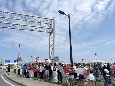Varios agentes y agentes en la placa demuestran fuera del aeropuerto de Montreal para obtener mejores condiciones de trabajo. (16 de agosto de 2025) Foto Marianne Langlois