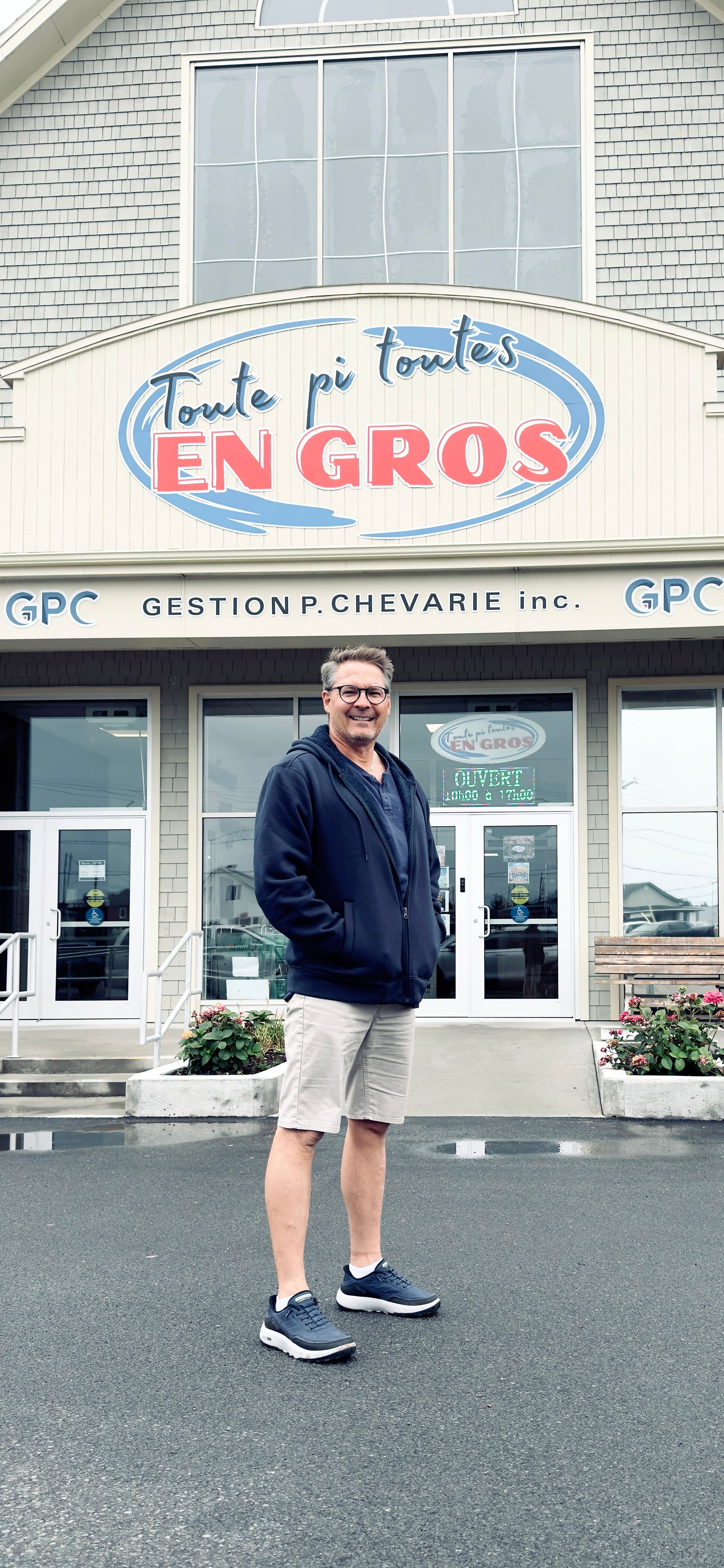 Patrick Chevarie, le propriétaire du Tim Hortons de Cap-aux-meule qui ferme ses portes le 5 septembre 2026. Il pose devant un autre de ses commerces où il fera travailler les Philippins donc il a pu renouveler le permis de travail. 
Photo fournie par Annie Bénard.