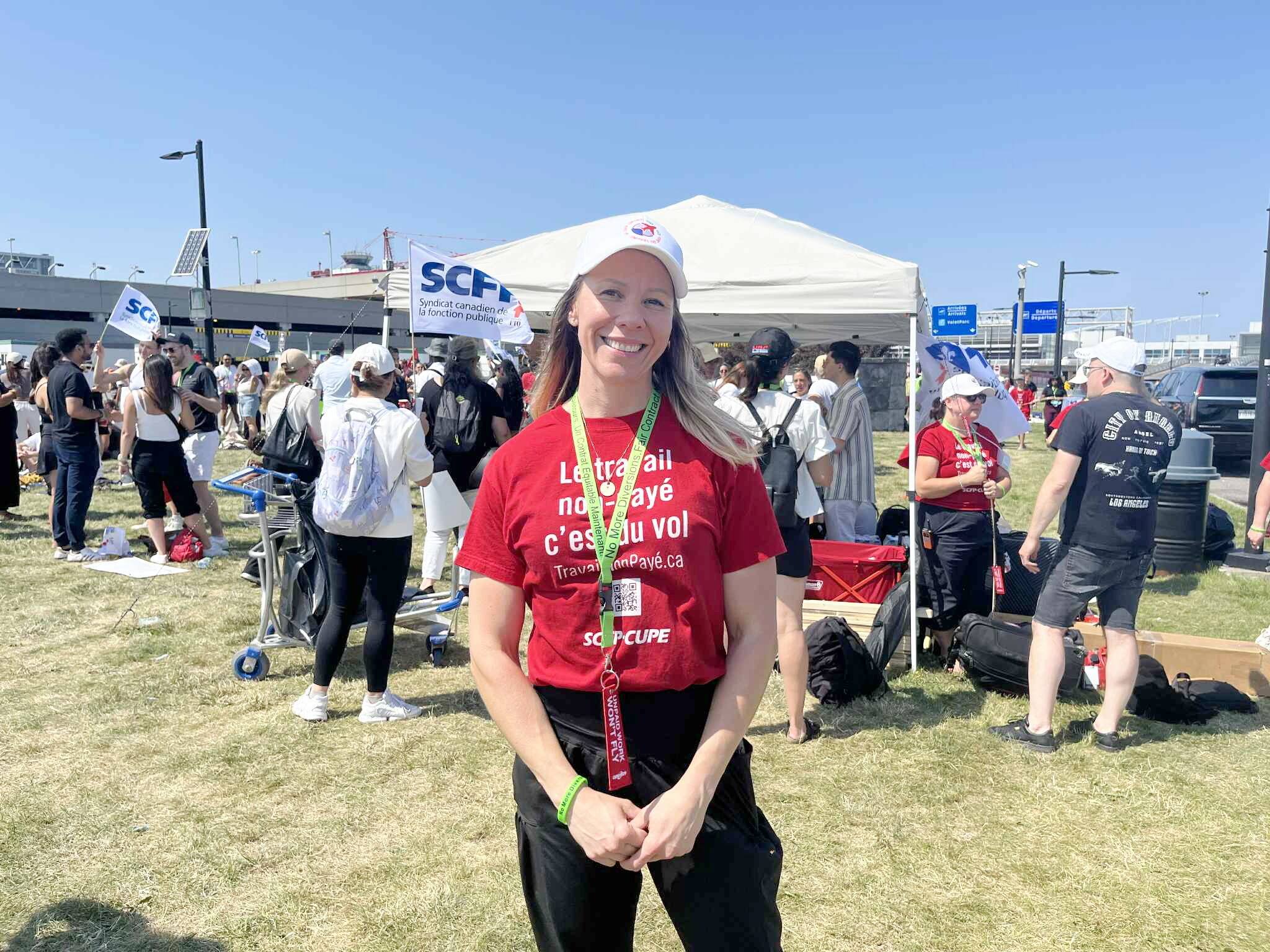 Julie Potvin, vicepresidenta de los agentes a bordo de la Unión de Montreal Air Canada mantiene una sonrisa a pesar de la situación actual. Se expresó en nombre de los agentes de la placa relacionados con los recientes anuncios que tocan Air Canada. (16 de agosto de 2025)