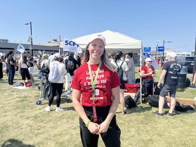 Julie Potvin, vicepresidenta de los agentes a bordo de la Unión de Montreal Air Canada mantiene una sonrisa a pesar de la situación actual. Se expresó en nombre de los agentes de la placa relacionados con los recientes anuncios que tocan Air Canada. (16 de agosto de 2025)