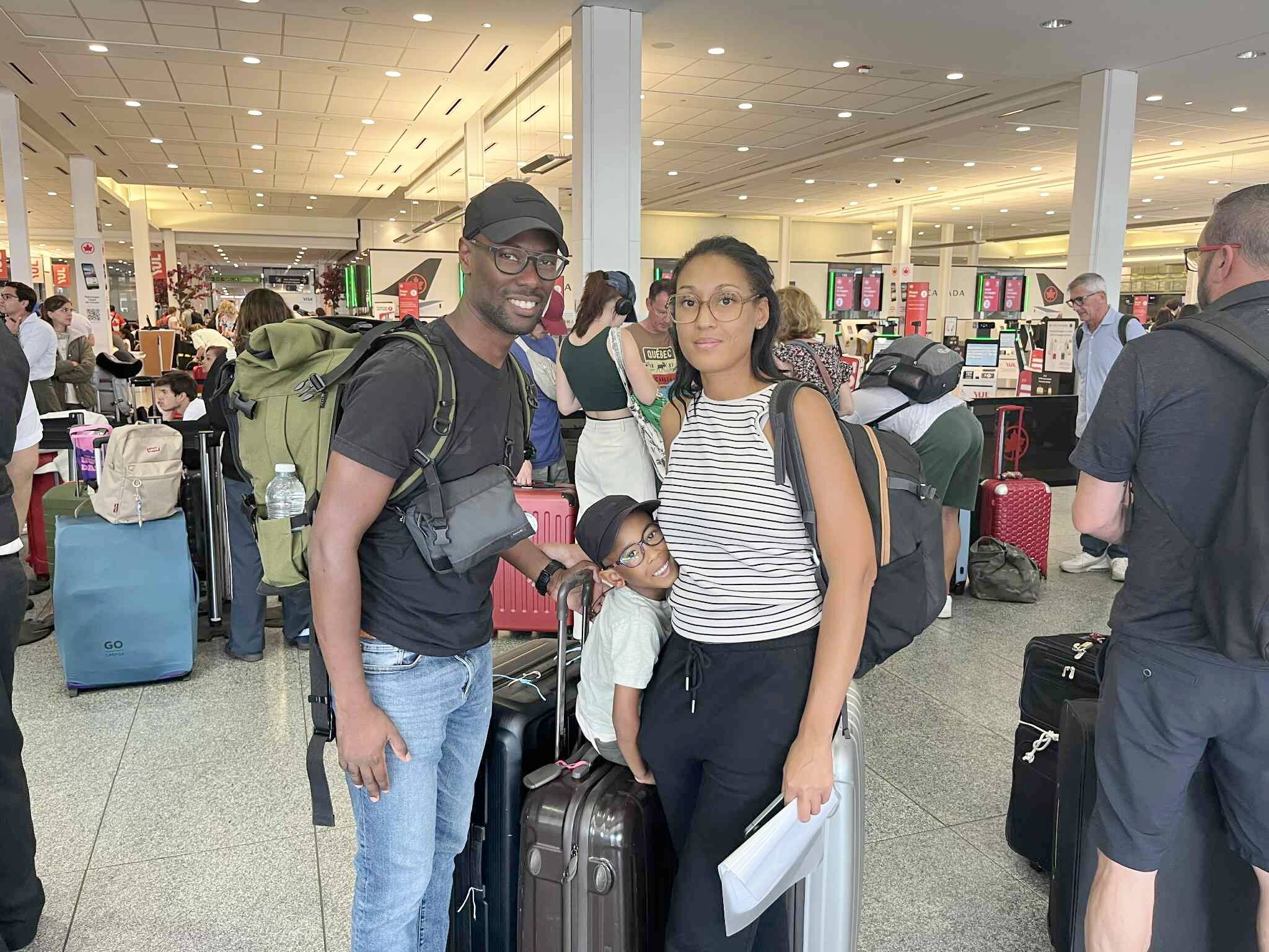 Nicolas Charlery, Aurélie Charlery y su hijo Nathanaël Charlery esperaban su vuelo a Francia el sábado al mediodía, mientras que este último parecía estar en vigor a pesar del bloqueo actual (16 de agosto de 2025)