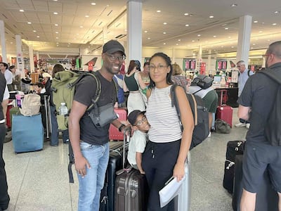 Nicolas Charlery, Aurélie Charlery y su hijo Nathanaël Charlery esperaban su vuelo a Francia el sábado al mediodía, mientras que este último parecía estar en vigor a pesar del bloqueo actual (16 de agosto de 2025)