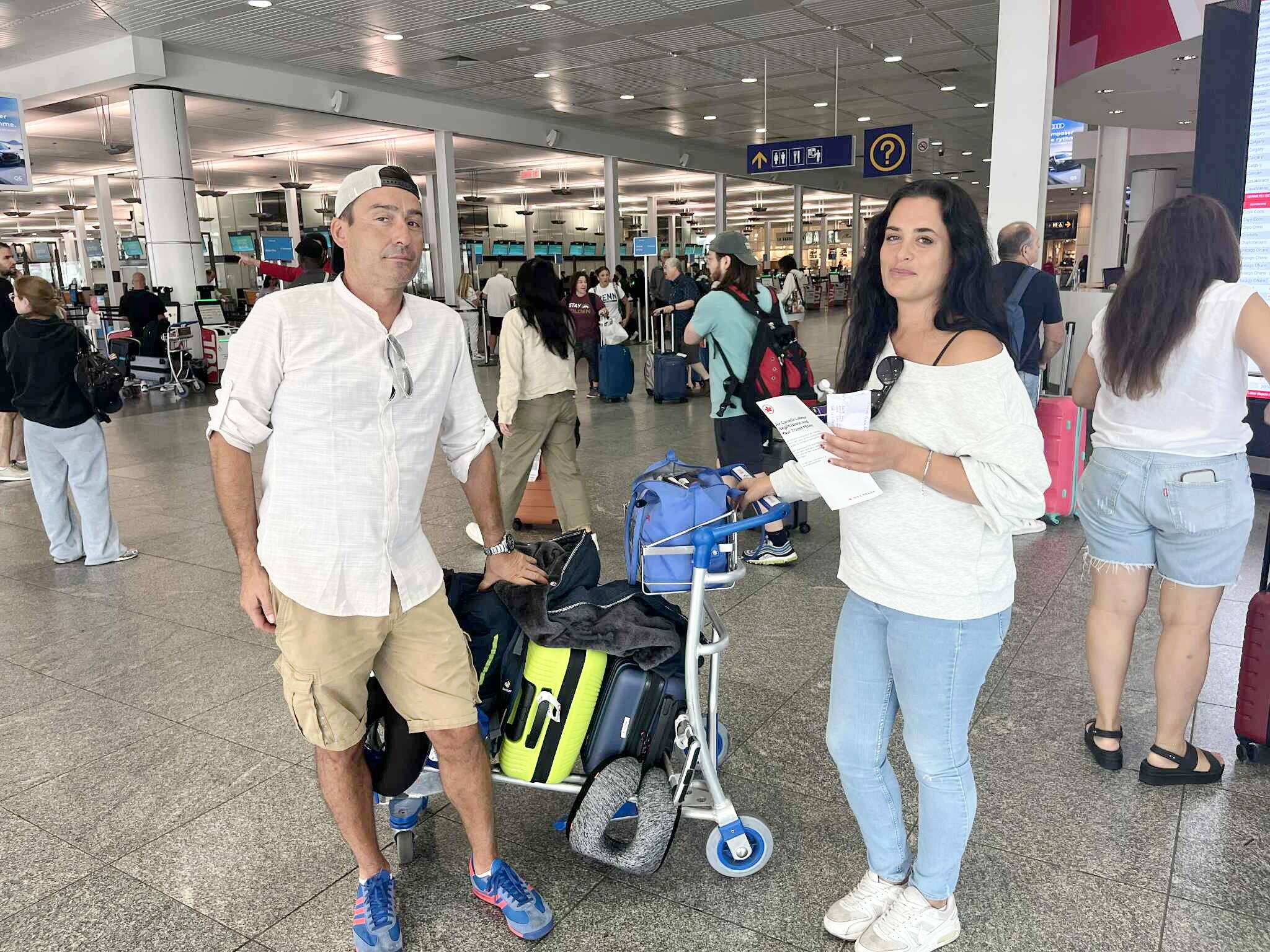 Laurent Delferier y Cindy Miguel hicieron pies y manos para encontrar un vuelo para regresar a Bélgica esta noche a pesar de los muchos vuelos cancelados en Air Canada (16 de agosto de 2025) Foto Marianne Langlois