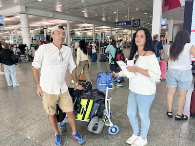 Laurent Delferier y Cindy Miguel hicieron pies y manos para encontrar un vuelo para regresar a Bélgica esta noche a pesar de los muchos vuelos cancelados en Air Canada (16 de agosto de 2025) Foto Marianne Langlois