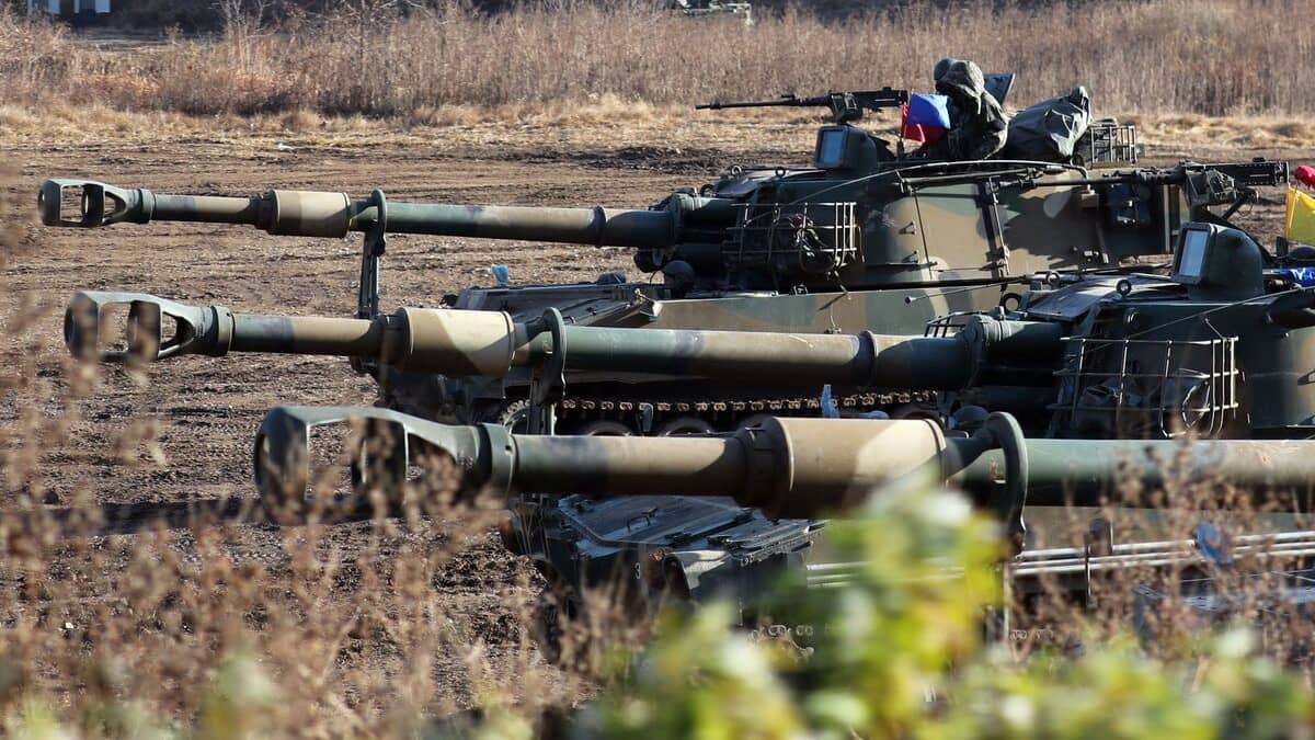 A North Korean missile barrage fires in waters near the border, Seoul says A North Korean missile barrage fires in waters near the border, Seoul says