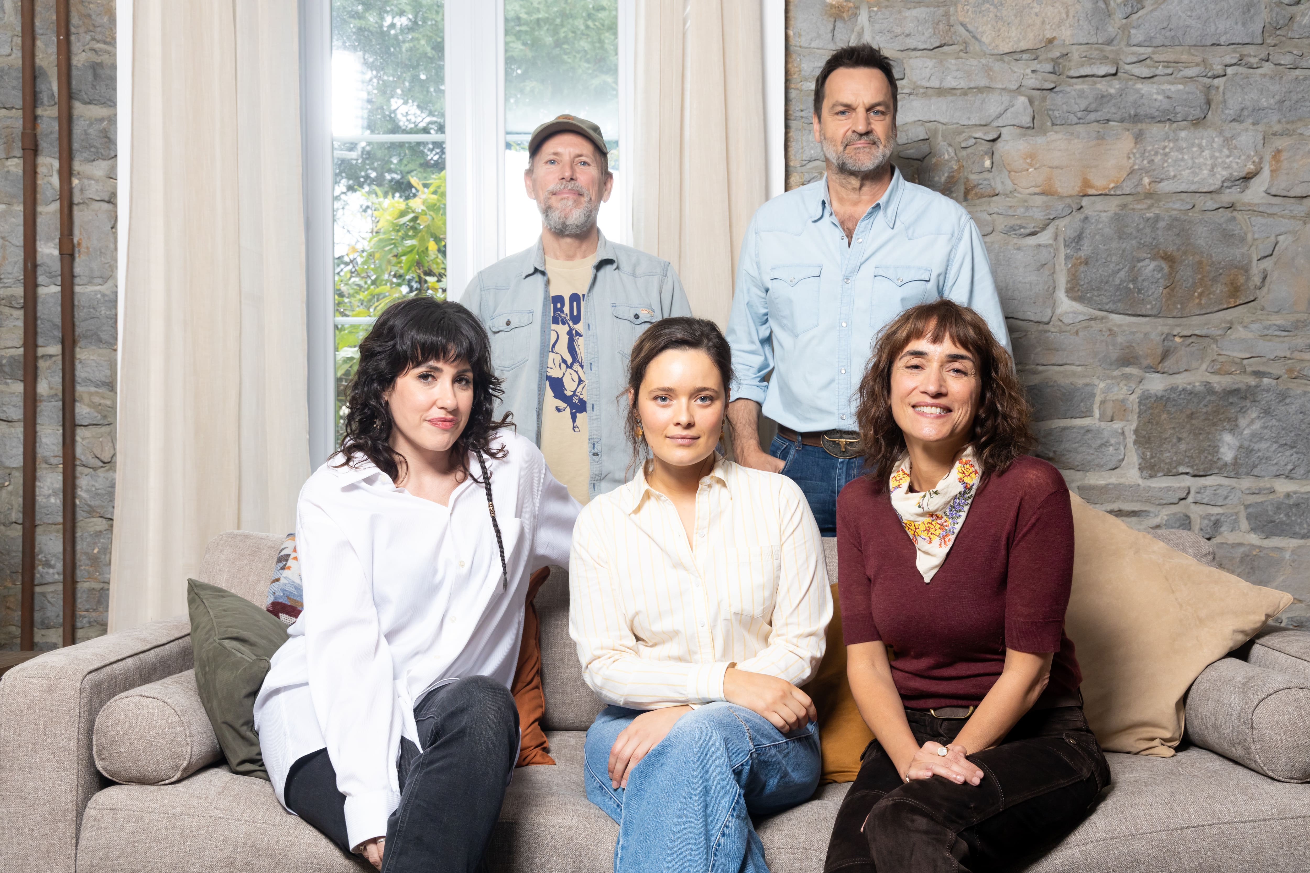 Marilou Morin, Stéphane Demers, Marianne Fortier, Benoît Gouin et Geneviève Rochette dans le cadre de la visite de plateau de la nouvelle série Indomptables le jeudi 30 octobre 2025. Photo Dominic Gouin / TVA Publication