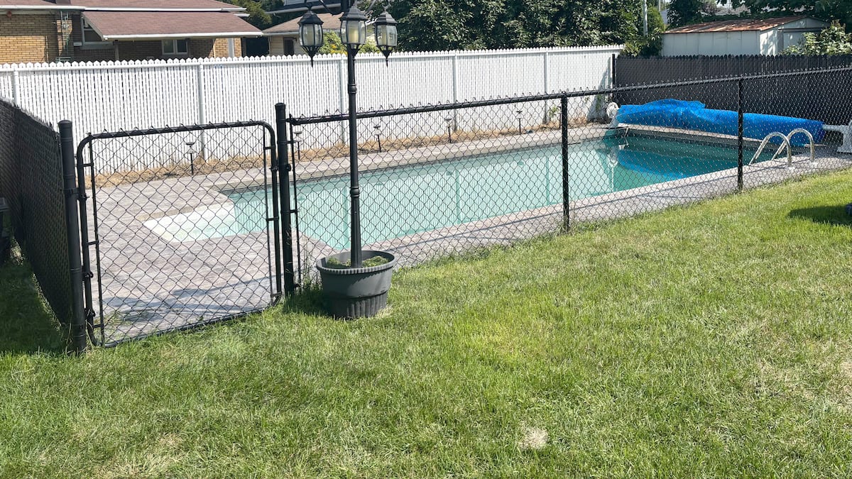 Piscines résidentielles: Québec reporte encore l’application de son règlement controversé