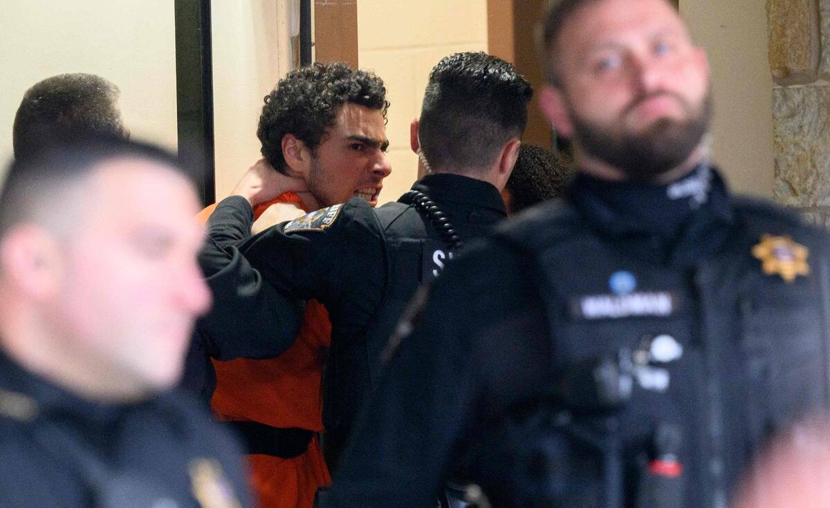 EN VID&Eacute;O | &laquo;Une insulte &agrave; l'intelligence des Am&eacute;ricains&raquo;, crie Luigi Mangione &agrave; son arriv&eacute;e en cour pour son audience d'extradition