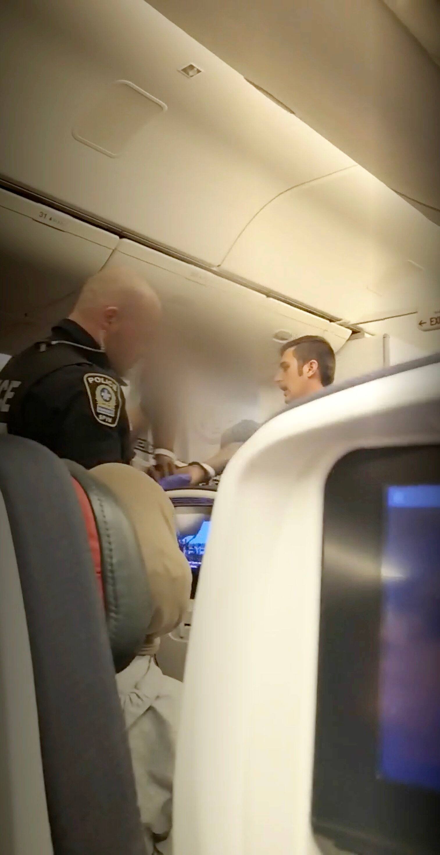 Secuestro de un avión en Montreal: acusado penalmente por comportamiento violento a bordo