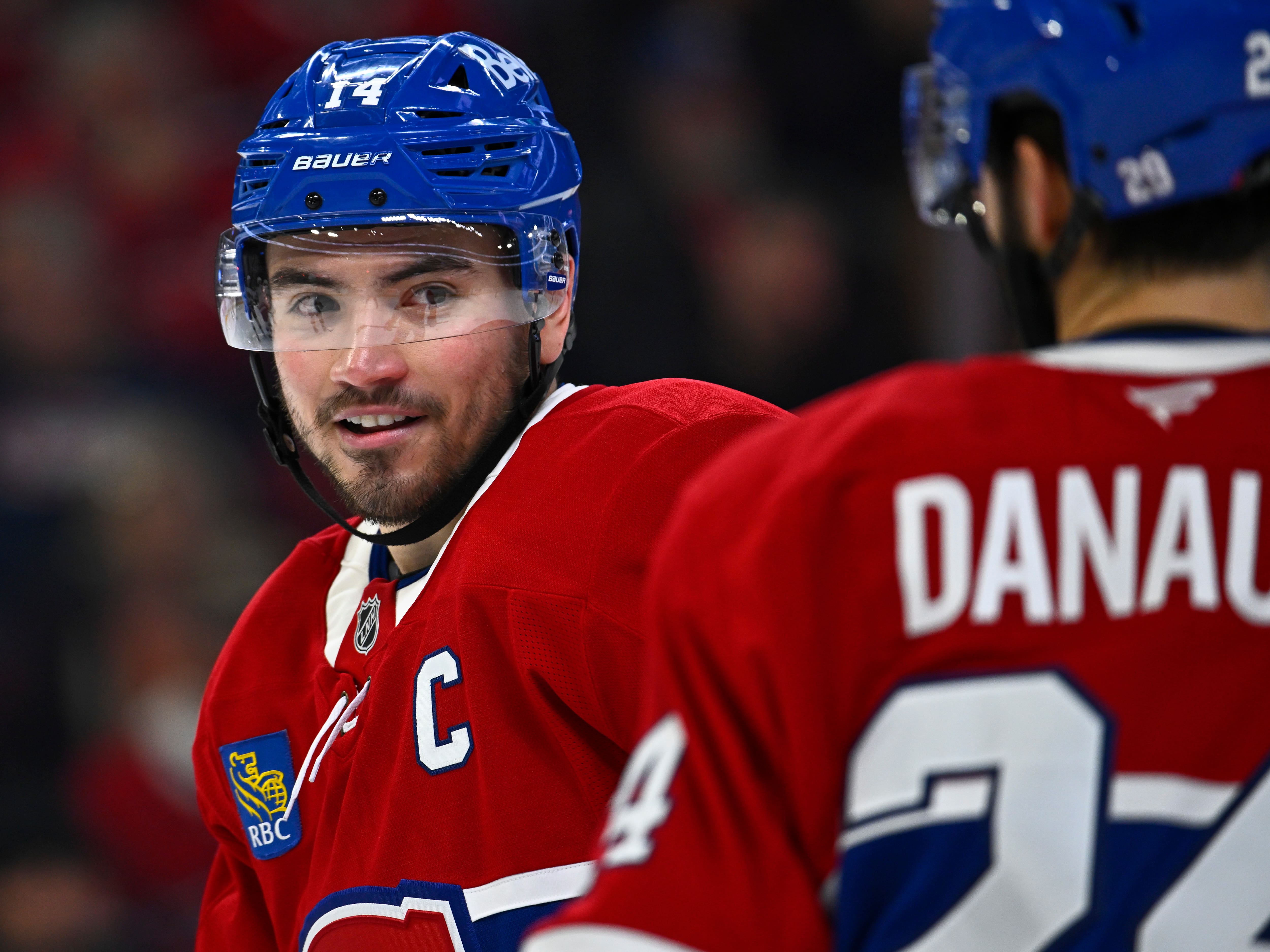 Impact de la série «Heated Rivalry»: «on est prêt à accueillir quiconque voudrait sortir du placard», assure le capitaine du CH Nick Suzuki