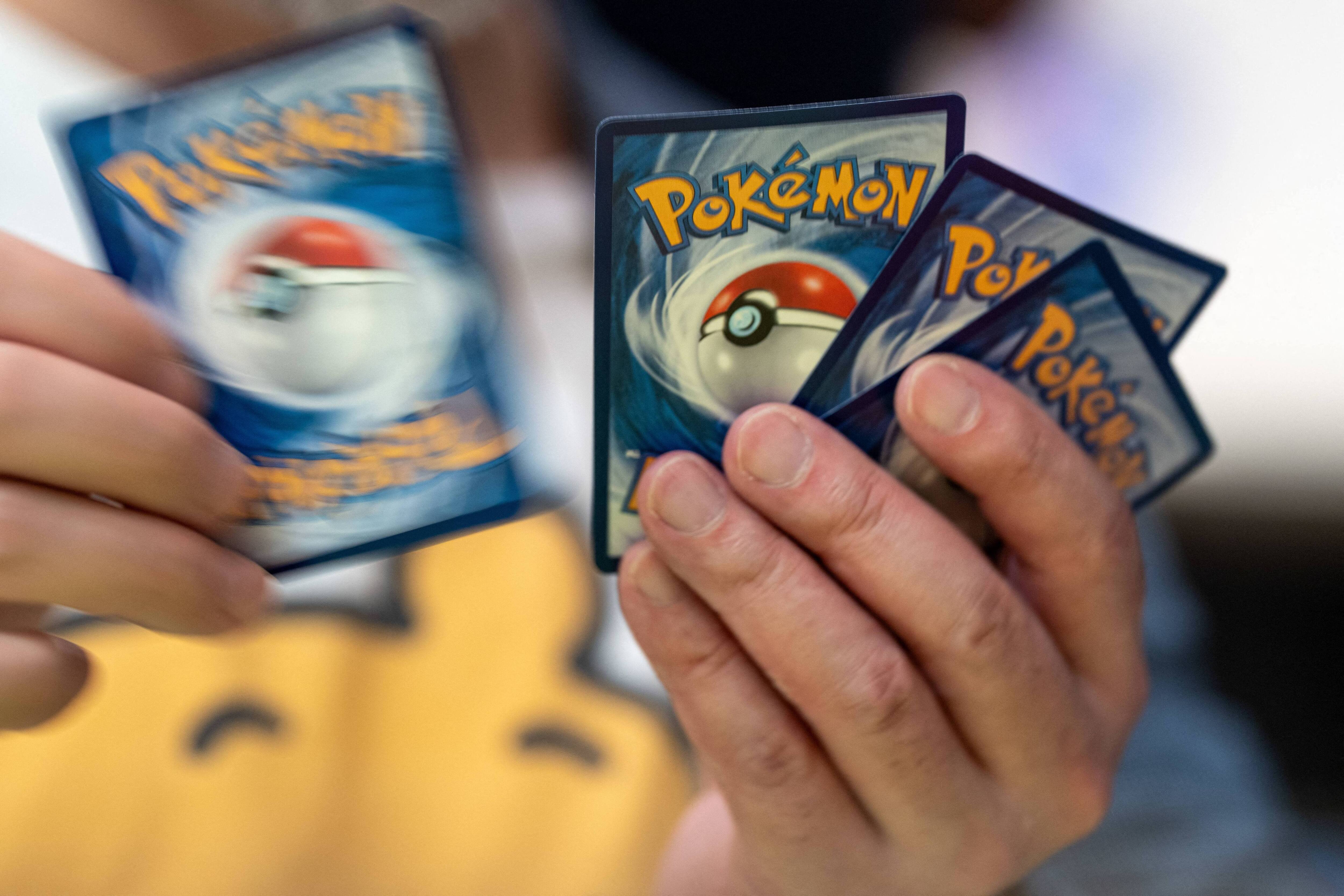 Transactions violentes sur Marketplace: 10 jeunes arrêtés pour des vols de cartes Pokémon et de MacBook à Laval