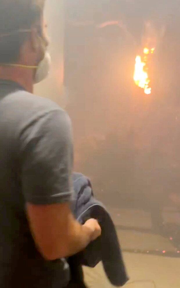 &laquo;Sortons d&rsquo;ici!&raquo;: ils se filment fuyant une maison enflamm&eacute;e de Los Angeles