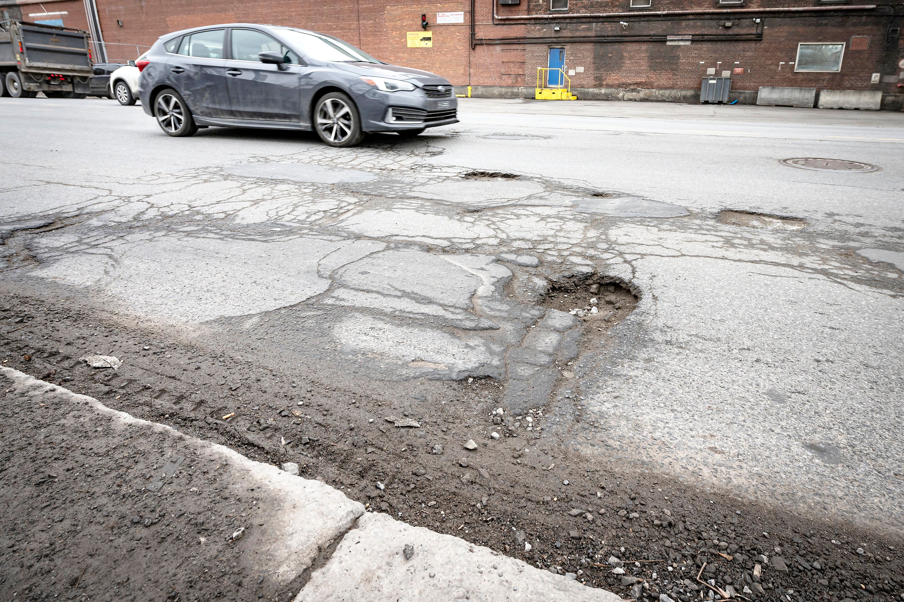 &laquo;C&rsquo;est de pire en pire&raquo;: record de signalements pour des nids-de-poule &agrave; Montr&eacute;al cet hiver