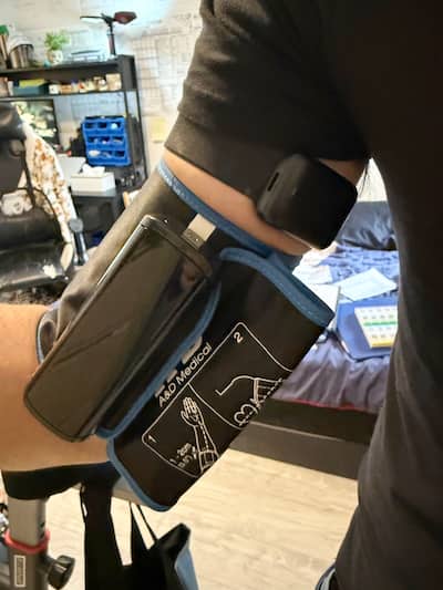 En plus d'un bracelet Whoop pour enregistrer ses données biométriques, M. Foisy prend sa pression chaque jour.