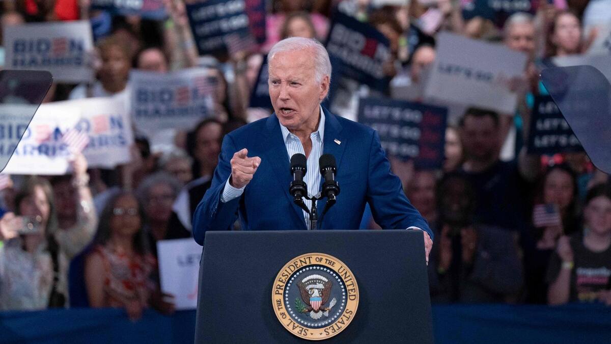 Face aux pressions croissantes, Biden résiste, pour l'instant